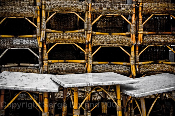 photo de rue table et chaise en rotin osier